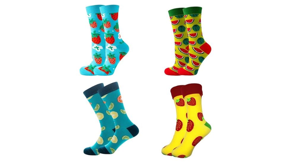 Cuatro calcetines con estampado de frutas.