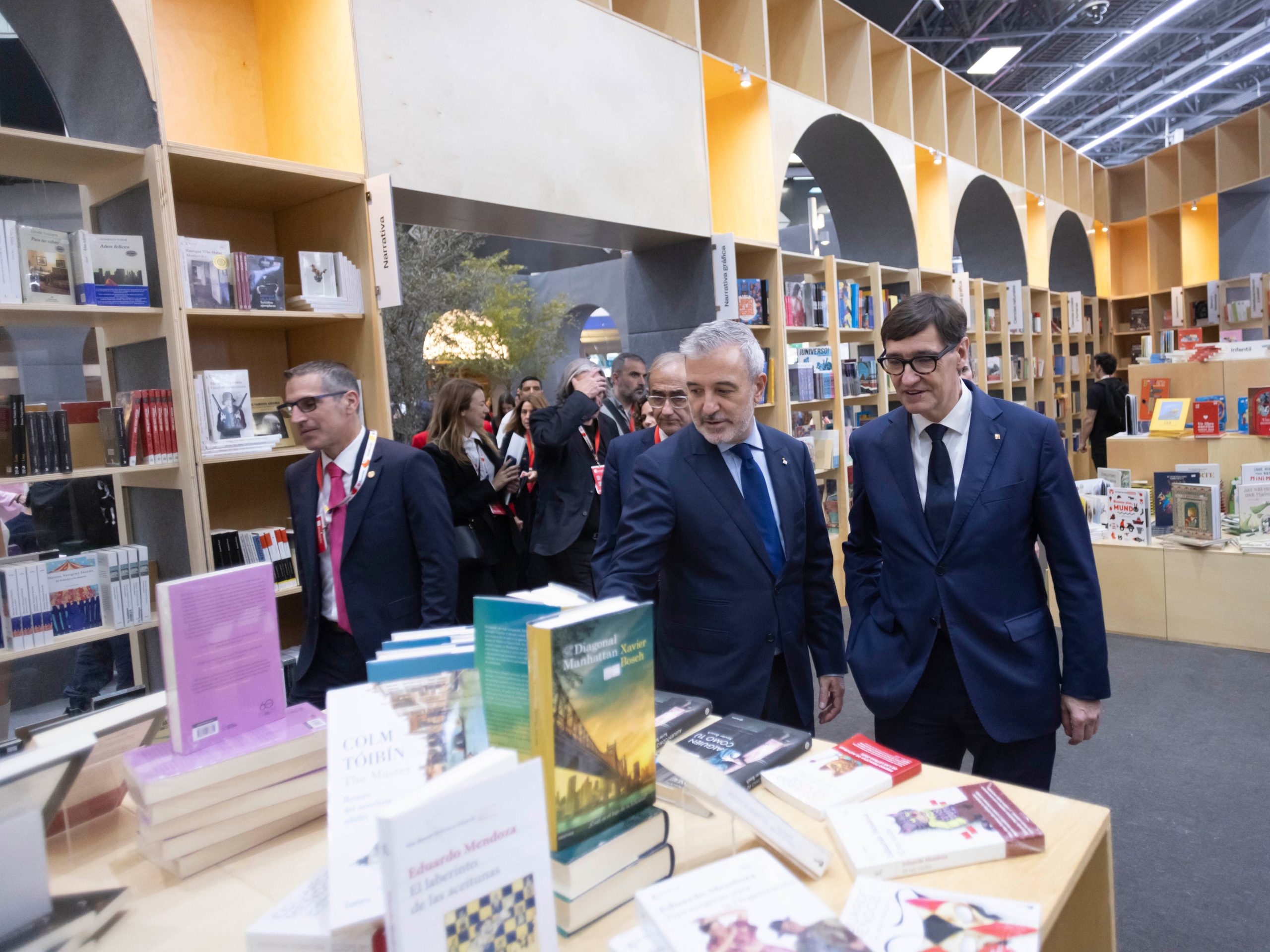 Jaume Collboni y Salvador Illa en el stand de Barcelona en la Feria del Libro de Guadalajara.