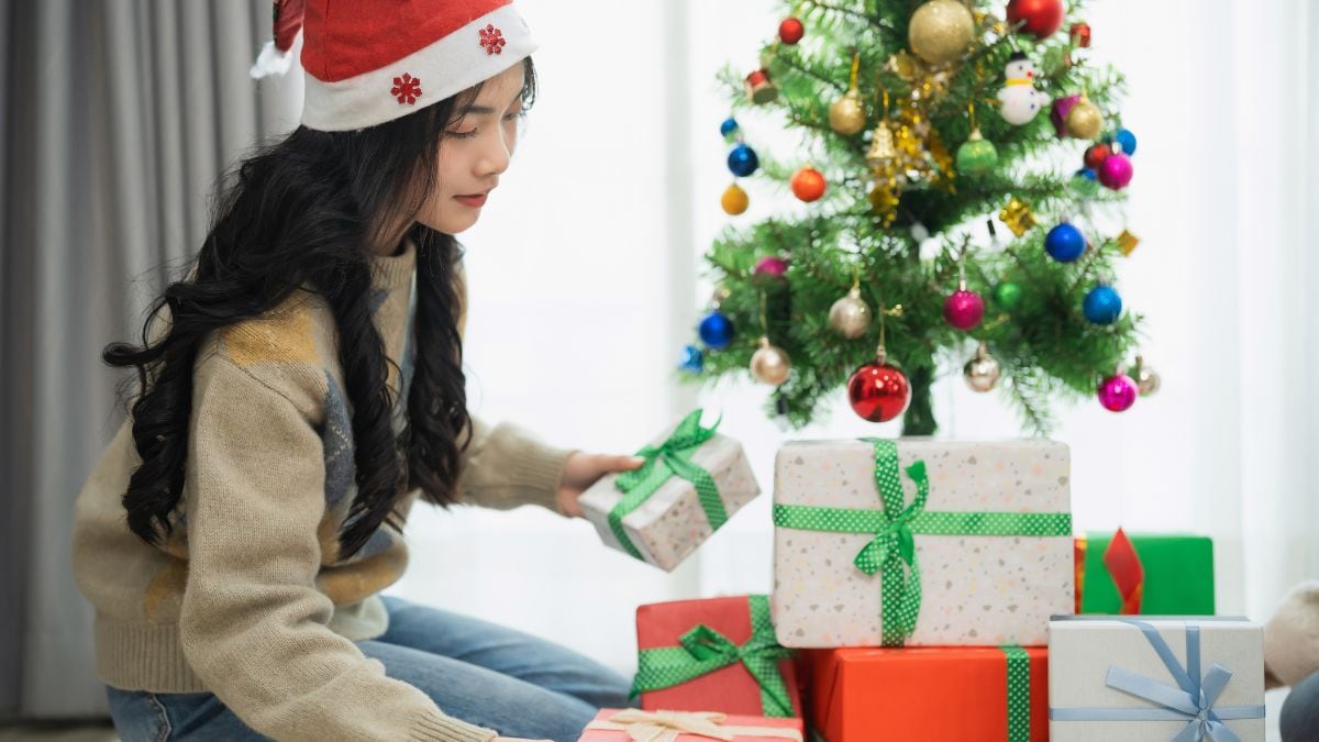 Niña de 14 años con regalos.