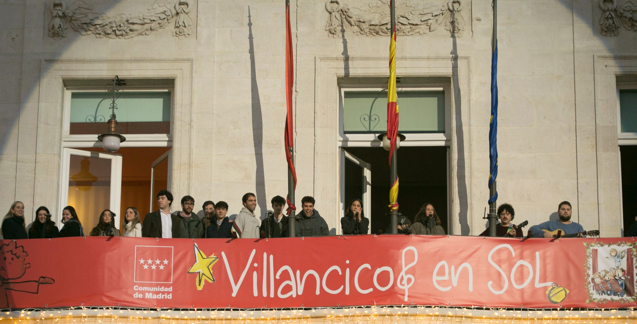 El grupo Hakina en el balcón de la sede de la presidencia de la Comunidad de Madrid, en la Puerta del Sol. 