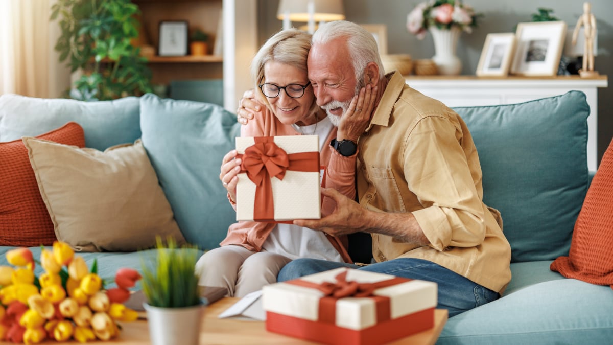 Descubre los mejores regalos para gente mayor que les harán la vida más fácil a diario.