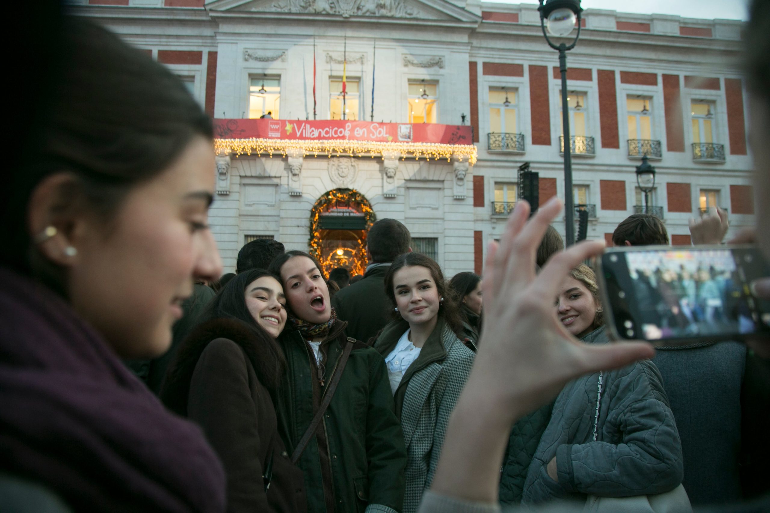 Un grupo de chicas espera a Hakuna, en la Puera del Sol de Madrid.