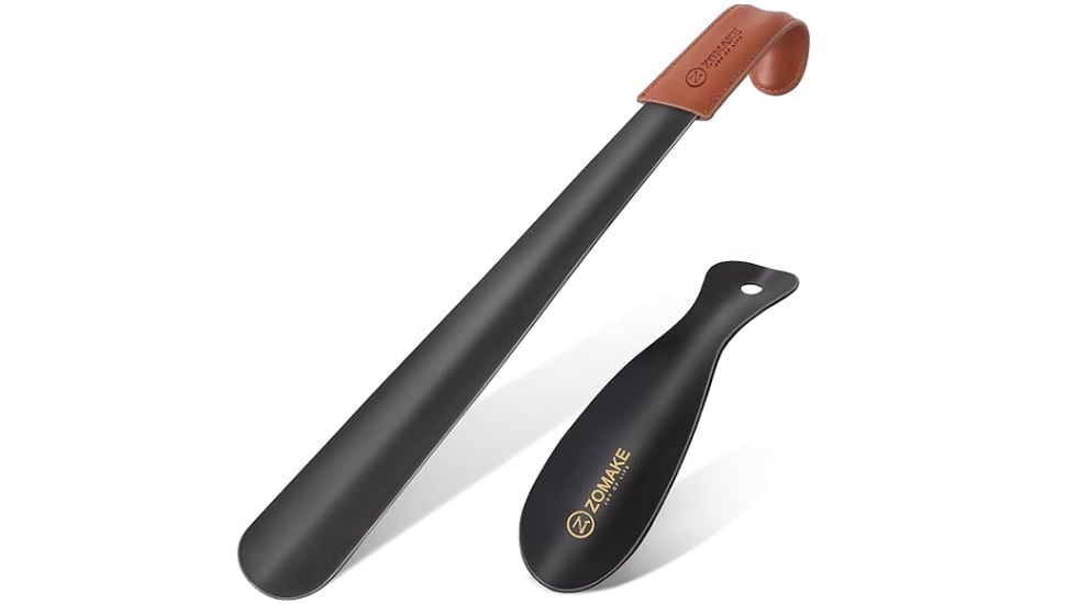 Calzador de acero inoxidable con mango de cuero.