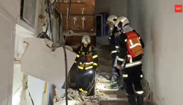 Una explosión en una vivienda en Moraleja de Enmedio (Madrid) provoca graves daños en el edificio y obliga a rescatar a tres vecinos
