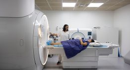 Las largas listas de espera en traumatología disparan la duración de las bajas laborales en Cataluña