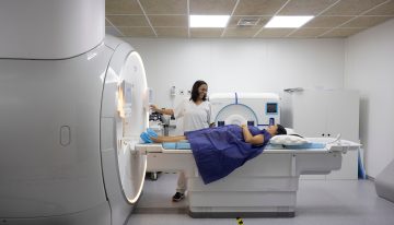 Las largas listas de espera en traumatología disparan la duración de las bajas laborales en Cataluña