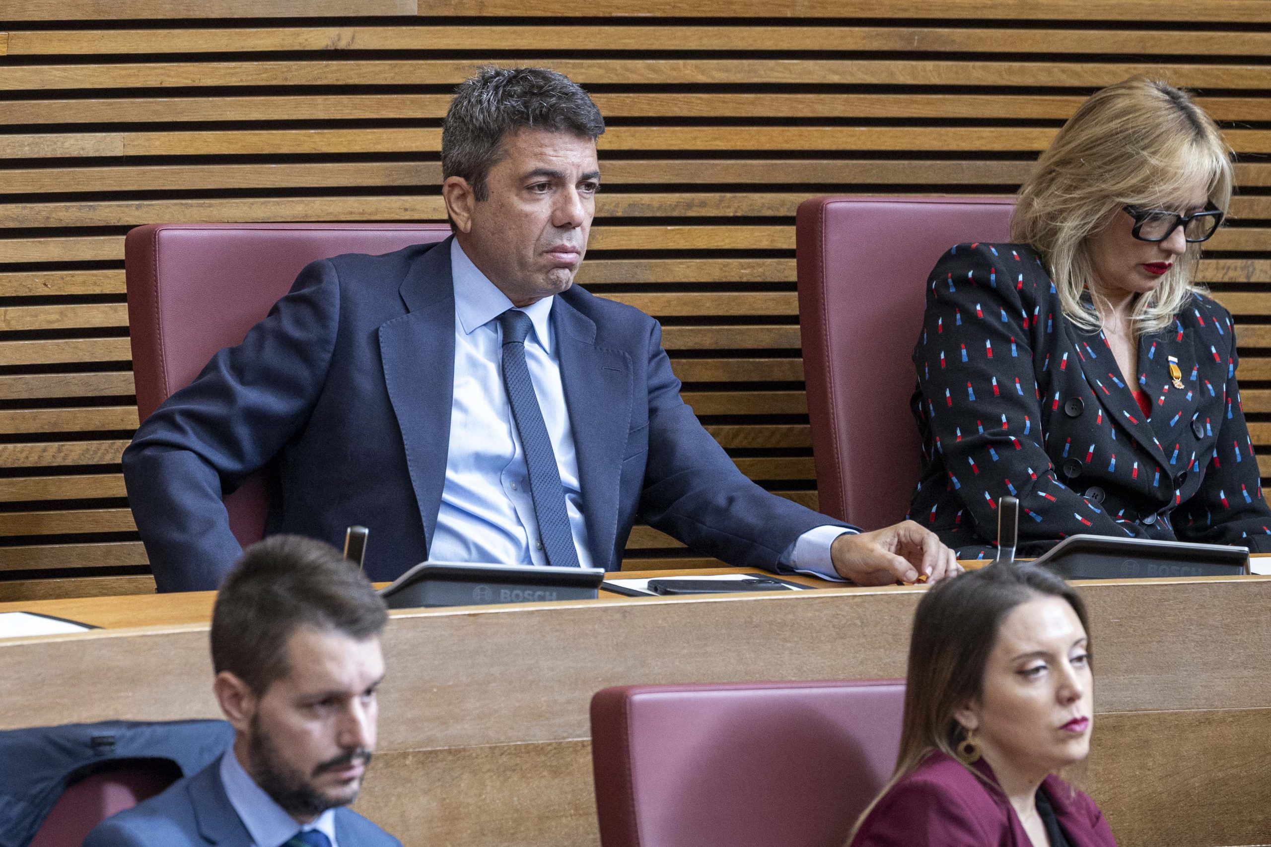 El expresidente de la Generalitat (primero por la izquierda) en las Cortes Valencianas el pasado día 2.