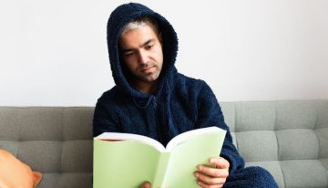 Un nuevo aliado contra el frío: la manta eléctrica con capucha que arrasa en Amazon se hace hueco entre las soluciones caseras para el invierno