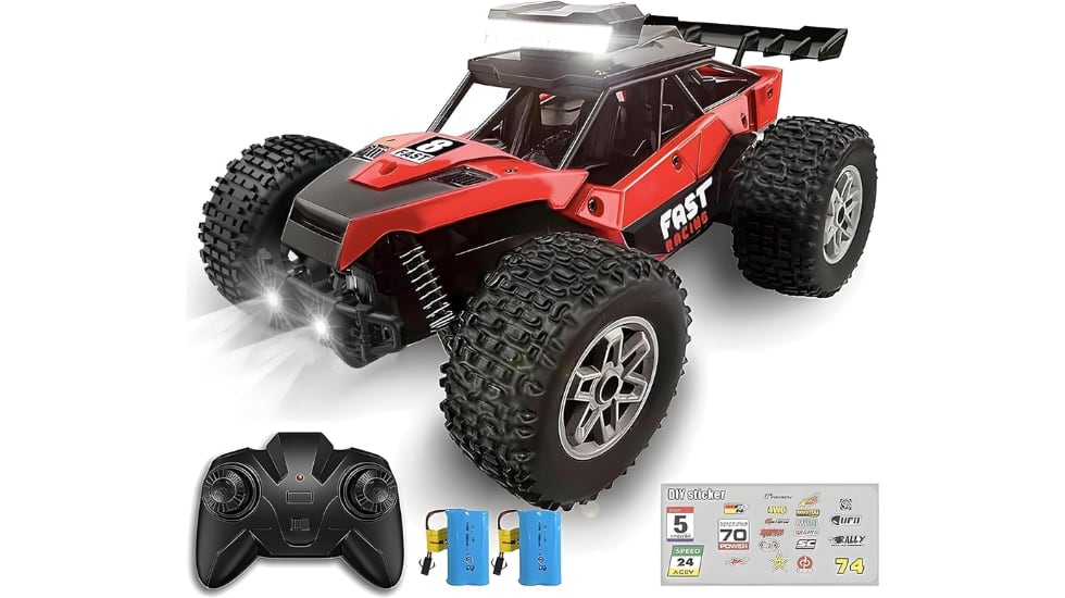 El coche se puede personalizar con diferentes pegatinas incluidas.