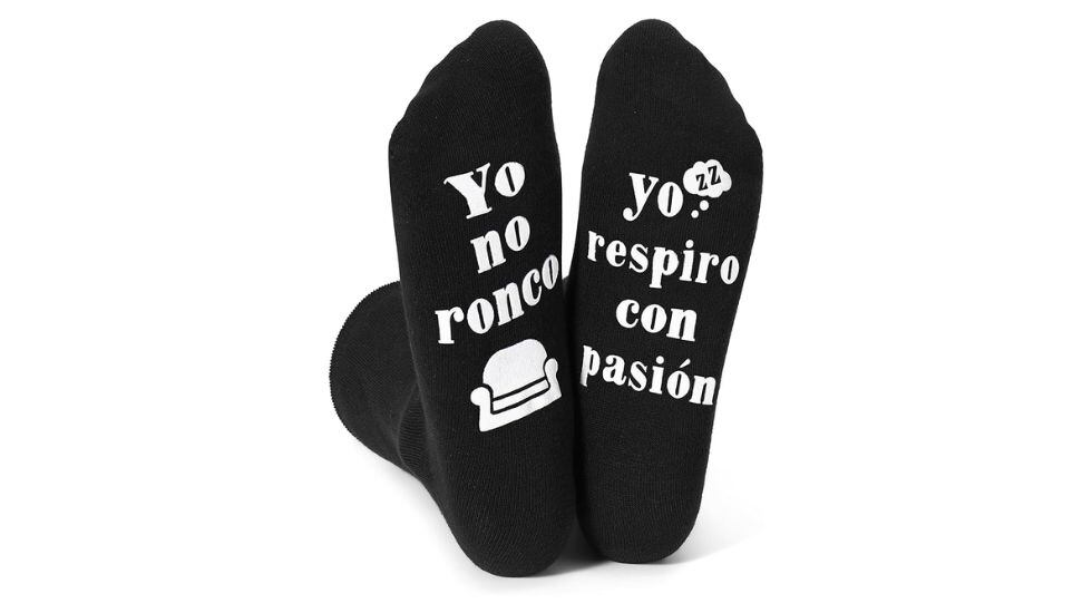 Par de calcetines con frase graciosa.