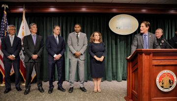 La fiscalía acusa a Nick Reiner de dos cargos de asesinato por matar a sus padres