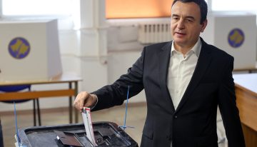 El nacionalista Albin Kurti, actual primer ministro de Kosovo, gana las elecciones con holgura