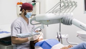 El 45% de españoles solo va al dentista por emergencias: «Fui por una muela y acabé con una factura de 1.300 euros»