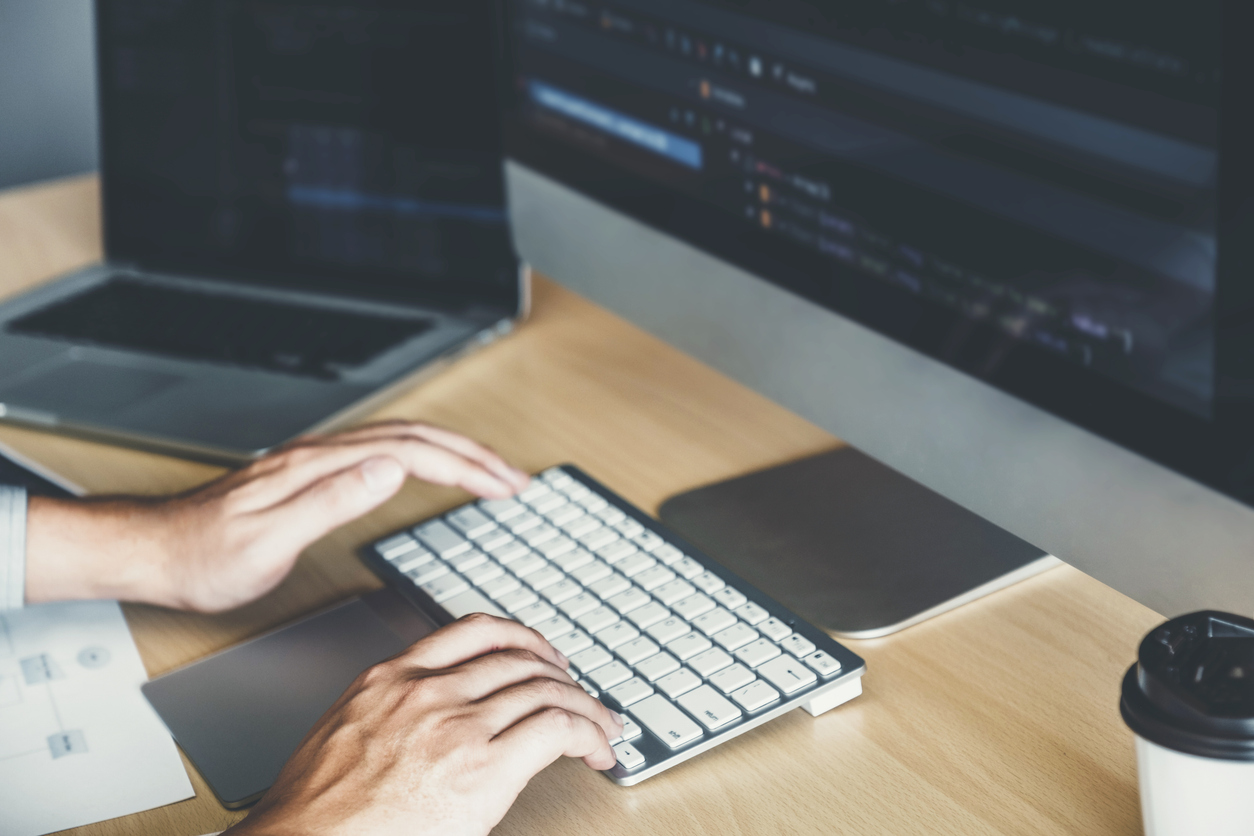 CDATA[
Microsoft sabe que las organizaciones enfrentan un panorama cada vez más complejo, con demandas de herramientas de TI y seguridad, así como facilidades para su productividad. Para el siguiente año mejorará su oferta de Microsoft 365 con capacidades impulsadas por IA, pero ajustando los precios de algunos de sus planes.
IA para unificar el flujo de trabajo Protección contra amenazas en el correo electrónico y Teams TI podrá gestionar mejor
![