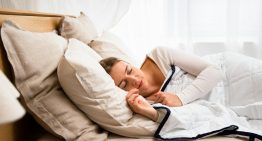 Las mujeres duermen sistemáticamente peor que los hombres. Y la ciencia ha descubierto al fin a qué se debe