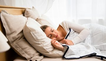 Las mujeres duermen sistemáticamente peor que los hombres. Y la ciencia ha descubierto al fin a qué se debe