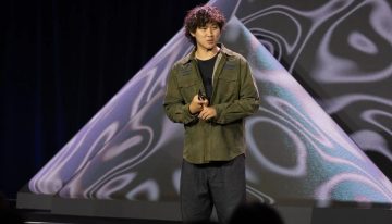 Alexandr Wang, director de IA de Meta, tienen un mensaje para los jóvenes: «deberías pasar todo el tiempo practicando vibe coding»