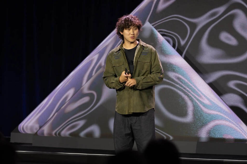 Alexandr Wang, director de IA de Meta, tienen un mensaje para los jóvenes: "deberías pasar todo el tiempo practicando vibe coding" 