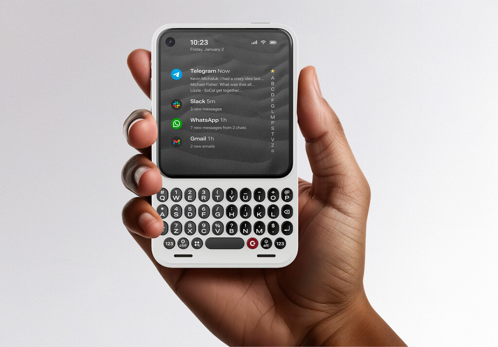 Todavía hay quien se empeña en resucitar el teclado y el jack: así es el móvil que los trae de vuelta con aroma a BlackBerry
