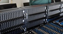 Una sola persona en Barcelona y 2,5 millones de SMS al día: las «granjas de móviles» que operan en España para estafarte