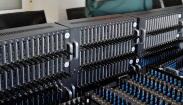 Una sola persona en Barcelona y 2,5 millones de SMS al día: las «granjas de móviles» que operan en España para estafarte