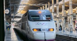 El tren se está comiendo al avión en España por un motivo muy sencillo: los aeropuertos nos agotan