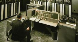 Hoy en día los programadores tienen a la IA: hace 60 años tenían que «picar» código literalmente en tarjetas perforadas