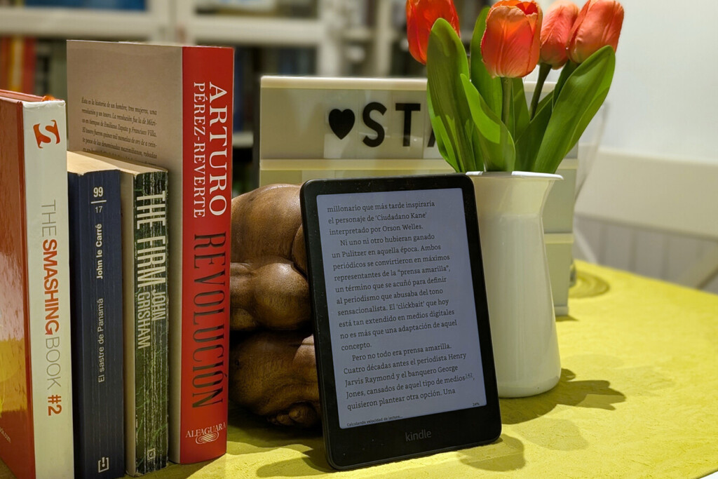 Este es el Kindle con pantalla a color que yo me compraría: tiene mucha autonomía y es resistente al agua 