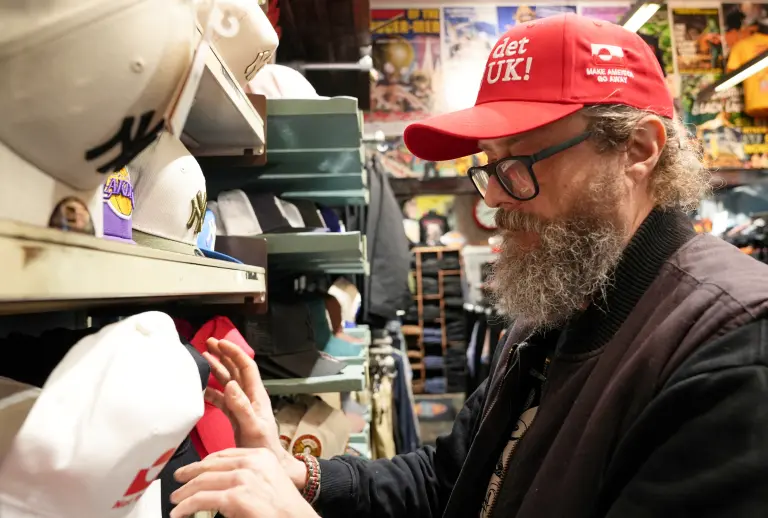 Las gorras rojas de «Make America Go Away» se convierten en símbolo de la defensa de Groenlandia