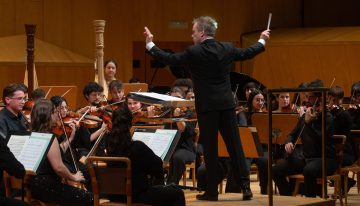 Jonathan Nott inicia su ‘nueva vida española’ con un Shostakóvich tenso y poético