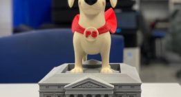 SER Catalunya subasta un ‘Perro Sanxe’ del despacho del presidente del Gobierno