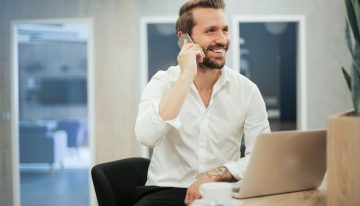 Las empresas no solo están prescindiendo de sus trabajadores más jóvenes. Los están convirtiendo en CEO