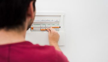 El misterio del cuadro eléctrico «arriba»: qué pasa en algunas casas para que la luz se vaya y los plomos no salten