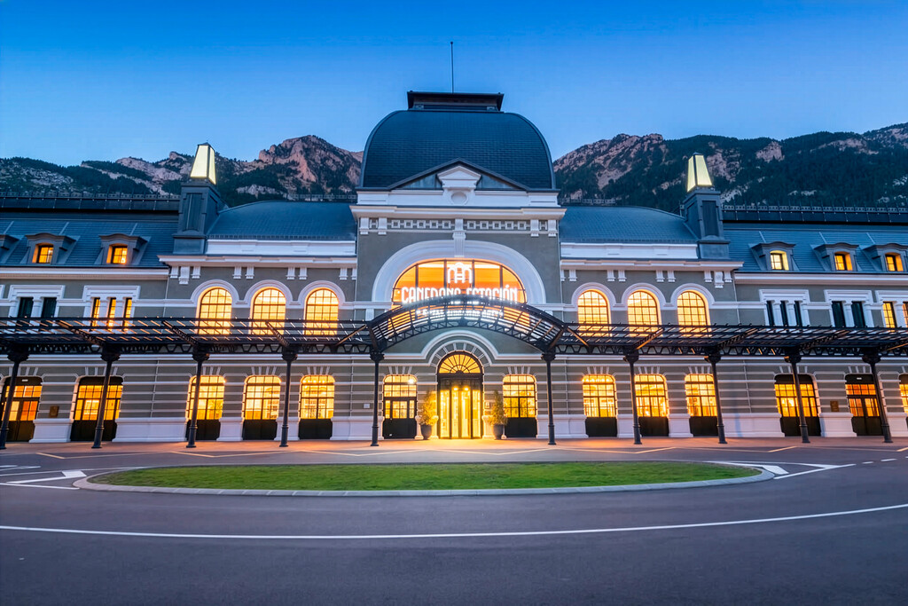 Canfranc fue uno de los grandes complejos ferroviarios de Europa y pasó décadas abandonado: hoy es un hotel de lujo 