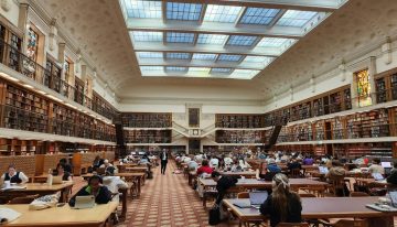 Creías que ibas a la biblioteca por el silencio, pero la ciencia dice que el responsable de tu concentración es el «efecto co-acción»