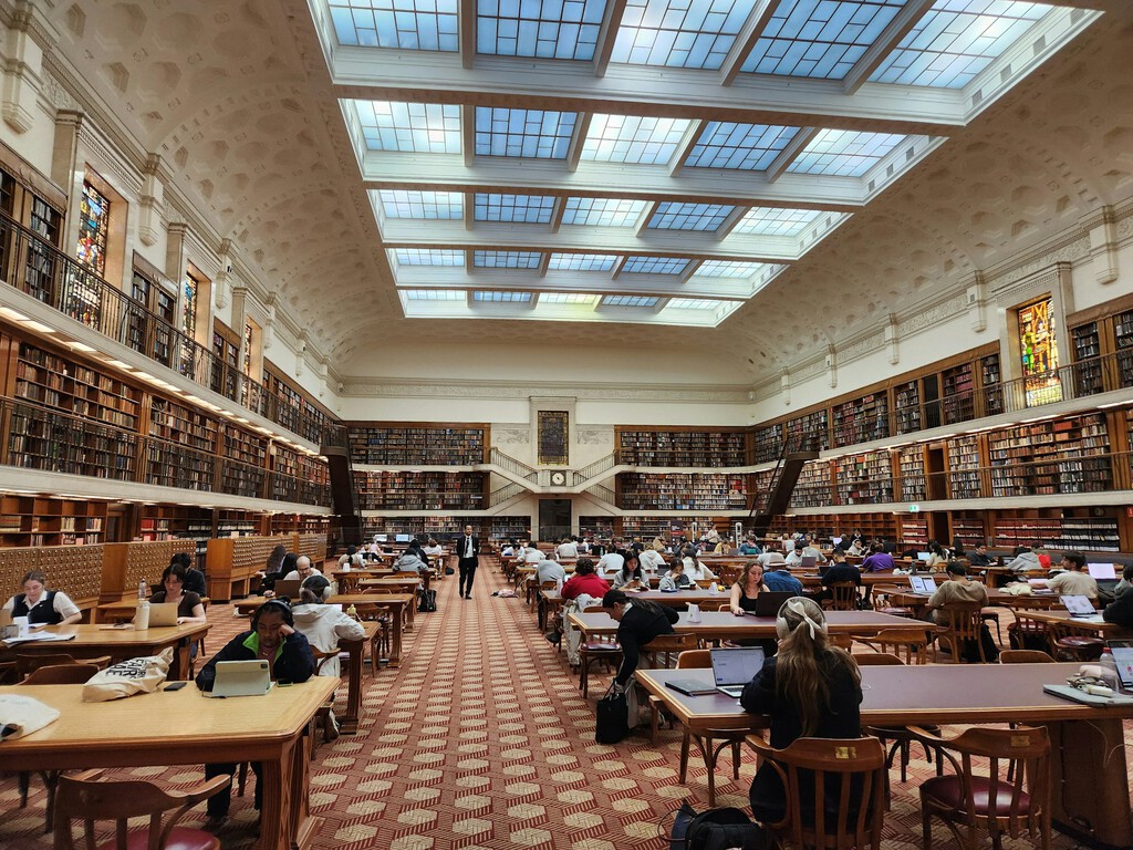 Creías que ibas a la biblioteca por el silencio, pero la ciencia dice que el responsable de tu concentración es el "efecto co-acción" 