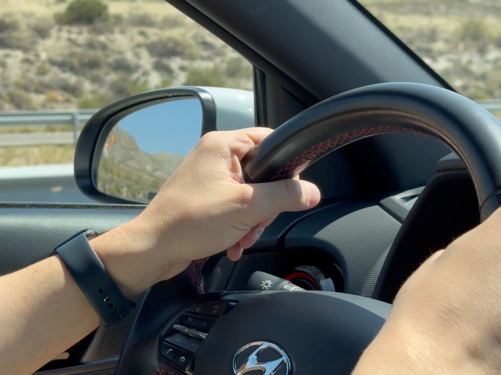 La DGT calcula que puedes ahorrar hasta 500 euros en gasolina. Tu iPhone tiene un par de trucos extra que ellos no cuentan