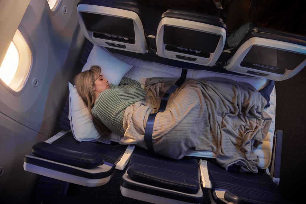Dormir en clase turista ha sido misión imposible. Algunas aerolíneas están probando tres asientos que se convierten en cama