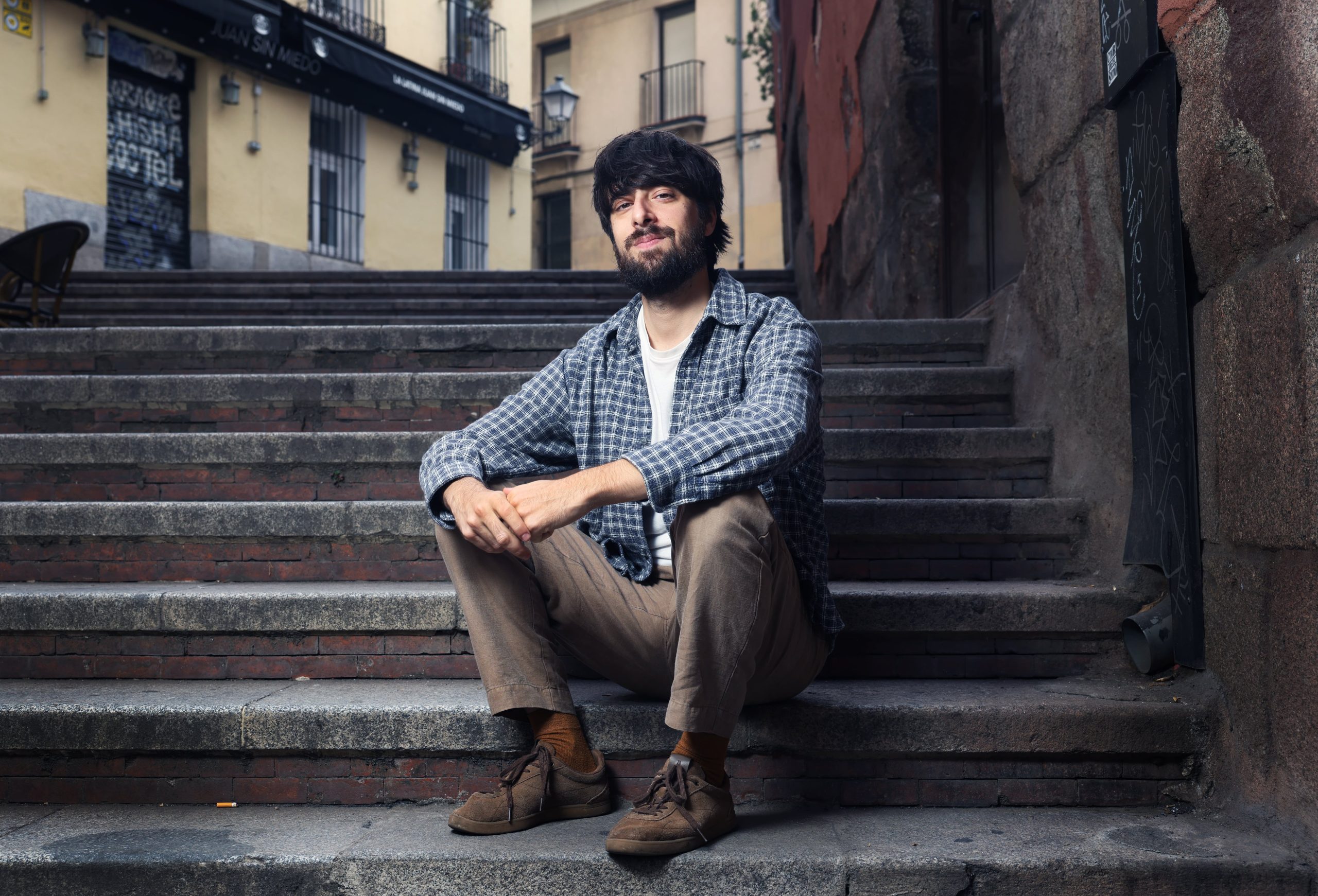 El escritor David Uclés en la calle del Nuncio, en Madrid, el 16 de octubre de 2025.