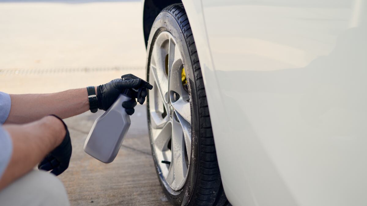 El abrillantador por menos de 14 euros que deja los neumáticos y plásticos del coche como nuevos.