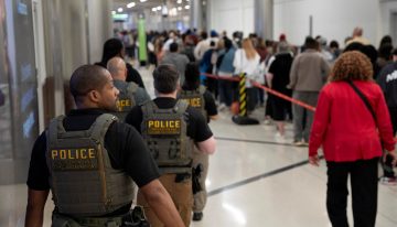 El ICE se despliega por más de una docena de aeropuertos en medio del cierre del Departamento de Seguridad Nacional