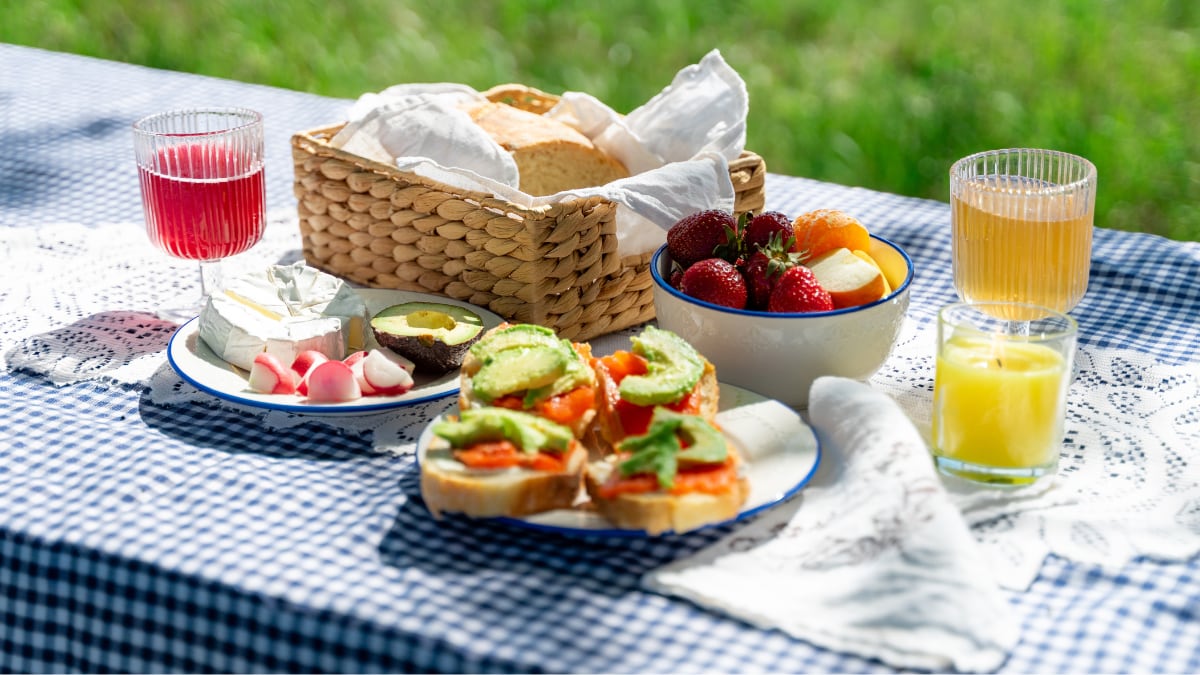 Con la llegada del buen tiempo, un mantel vichy es perfecto para un pícnic.