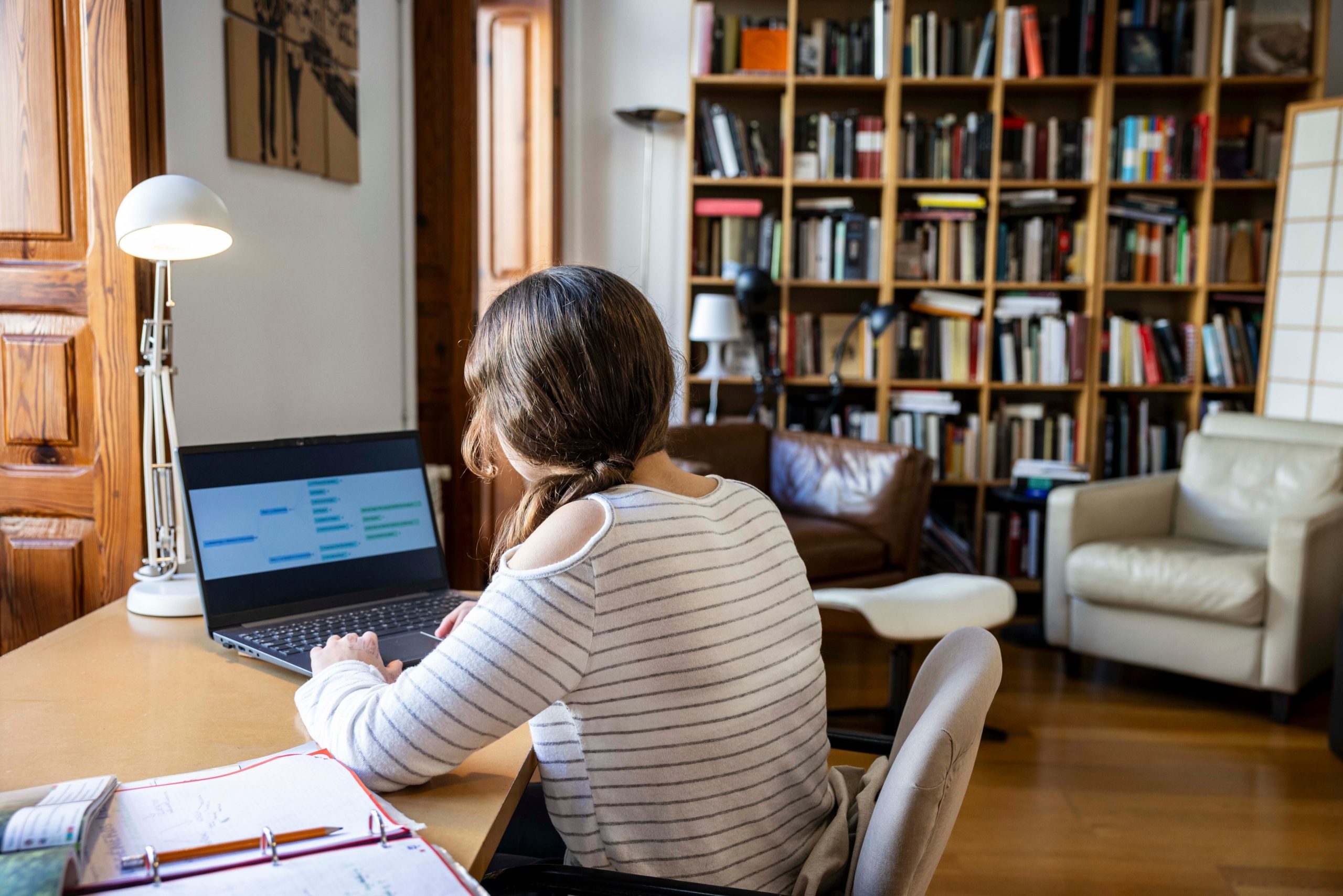Una adolescente estudia en su casa con ayuda de una herramienta de inteligencia artificial.