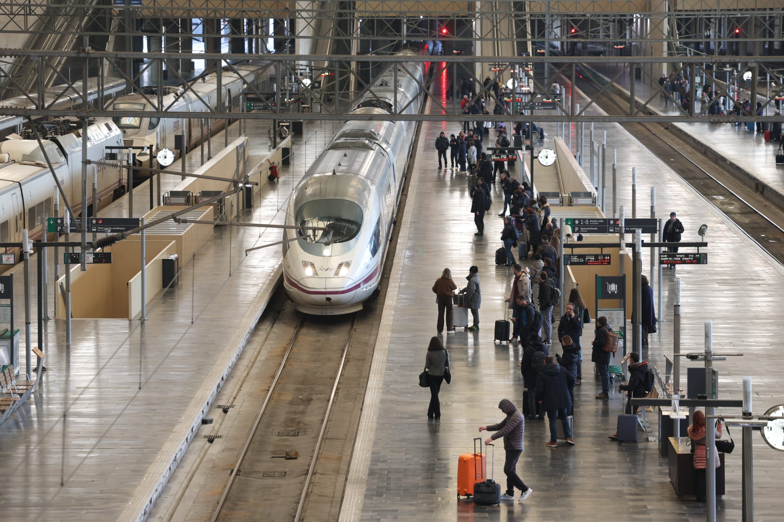 Un tren de alta velocidad de Renfe entra en la estación de Zaragoza, procedente de Barcelona.