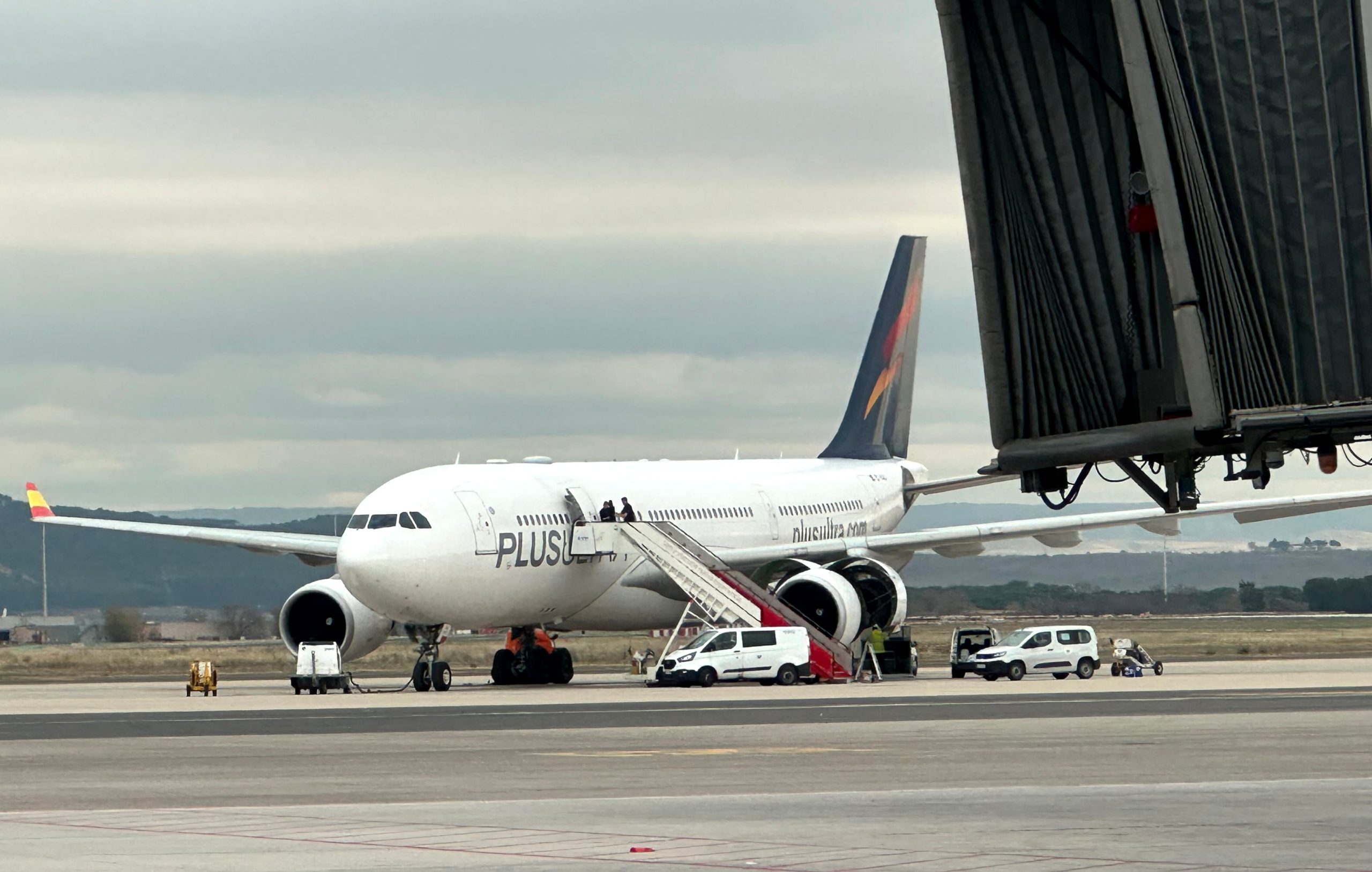 Avión de Plus Ultra estacionado en la T-4 del aeropuerto de Barajas el 15 de diciembre de 2025.