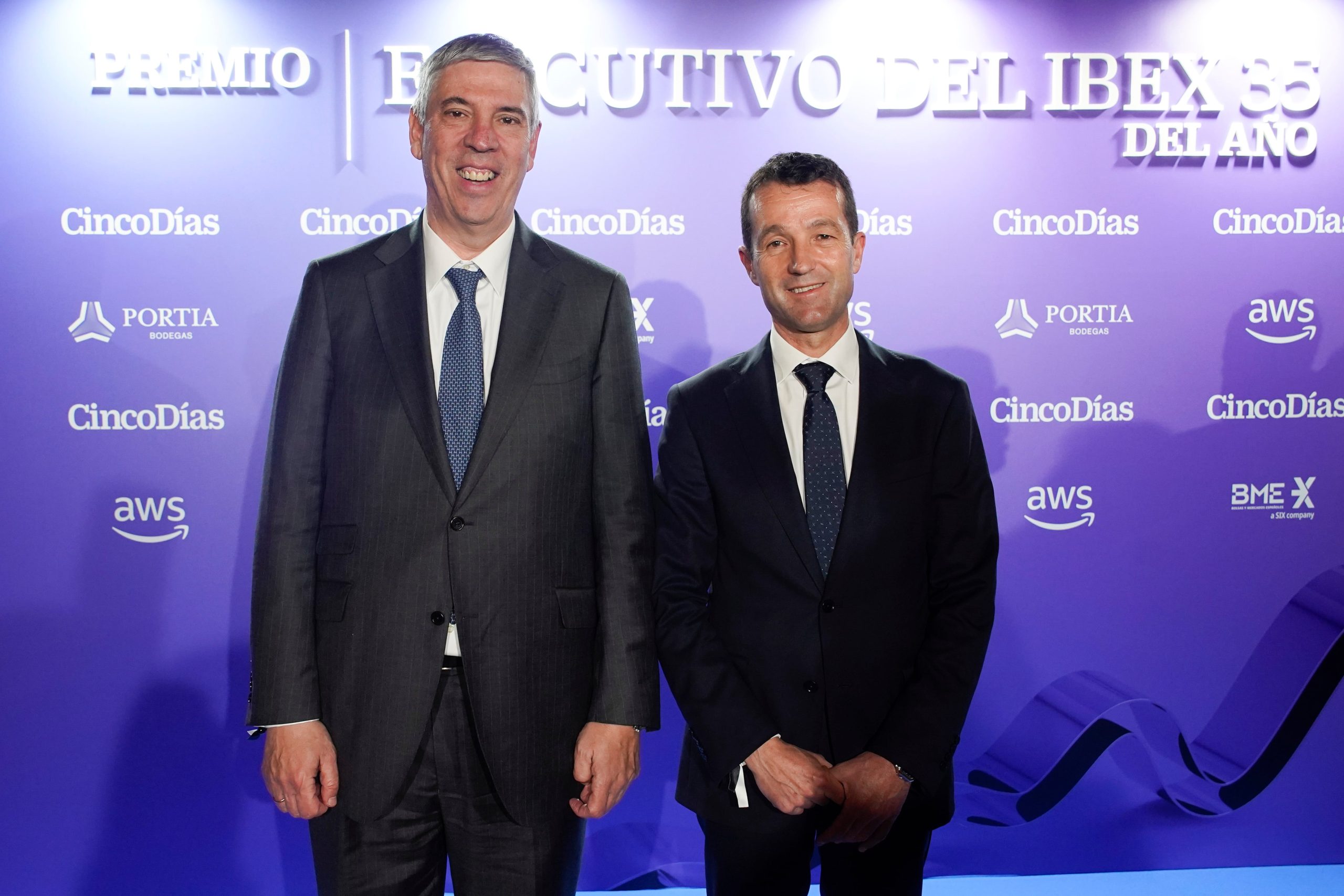 Ángel Escribano (d), presidente ejecutivo de Indra, junto a José Vicente de los Mozos (i), consejero delegado de Indra durante la primera edición del Premio Ejecutivo del Ibex 35 del año 2026 entregado por CincoDías.