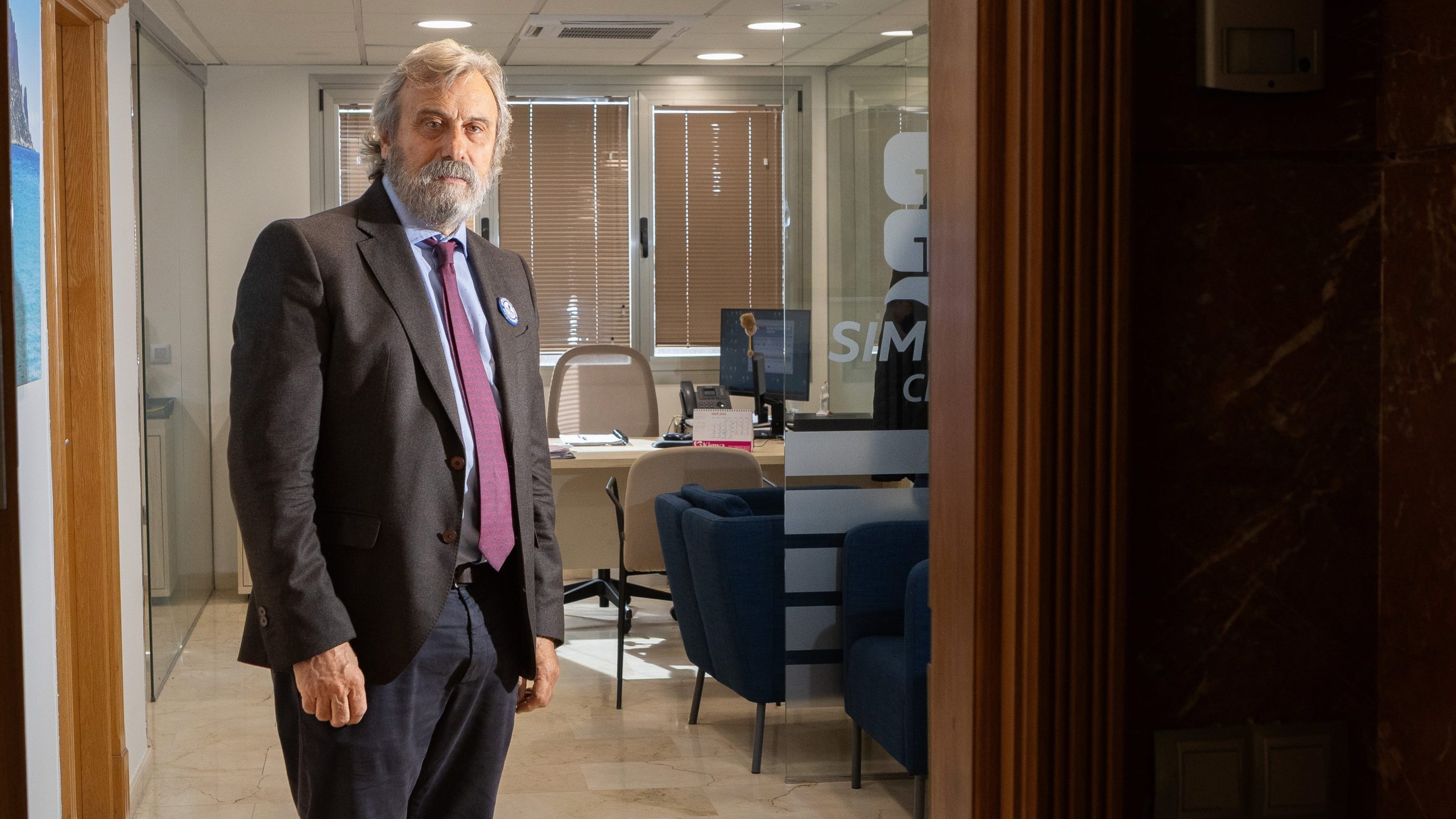 El presidente de la Confederación Española de Sindicatos Médicos, Miguel Lázaro, en sus oficinas de Palma de Mallorca, el 10 de marzo.