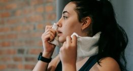 Vivir con hiperhidrosis, el 'trastorno del sudor': «En verano los pies me olían mucho y tenía bastante trauma al ponerme sandalias»