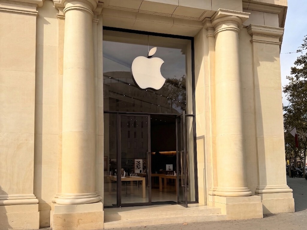 Hace meses que Apple cerró a cal y canto su tienda de Barcelona. Ya sabemos qué día van a quitar la lona para enseñar el interior 