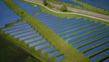 Hemos instalado tantos paneles solares que la red no sabe qué hacer con ellos. Y los inversores acaban de darse cuenta
